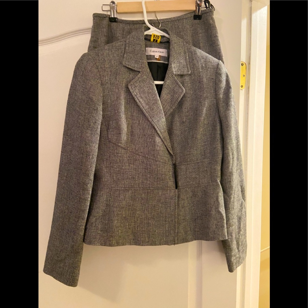 Calvin Klein size 4 skirt suit black & white